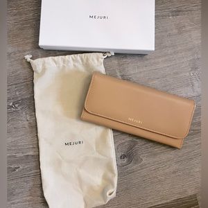 Mejuri Weekly Jewelry Case Beige with dust bag and box
